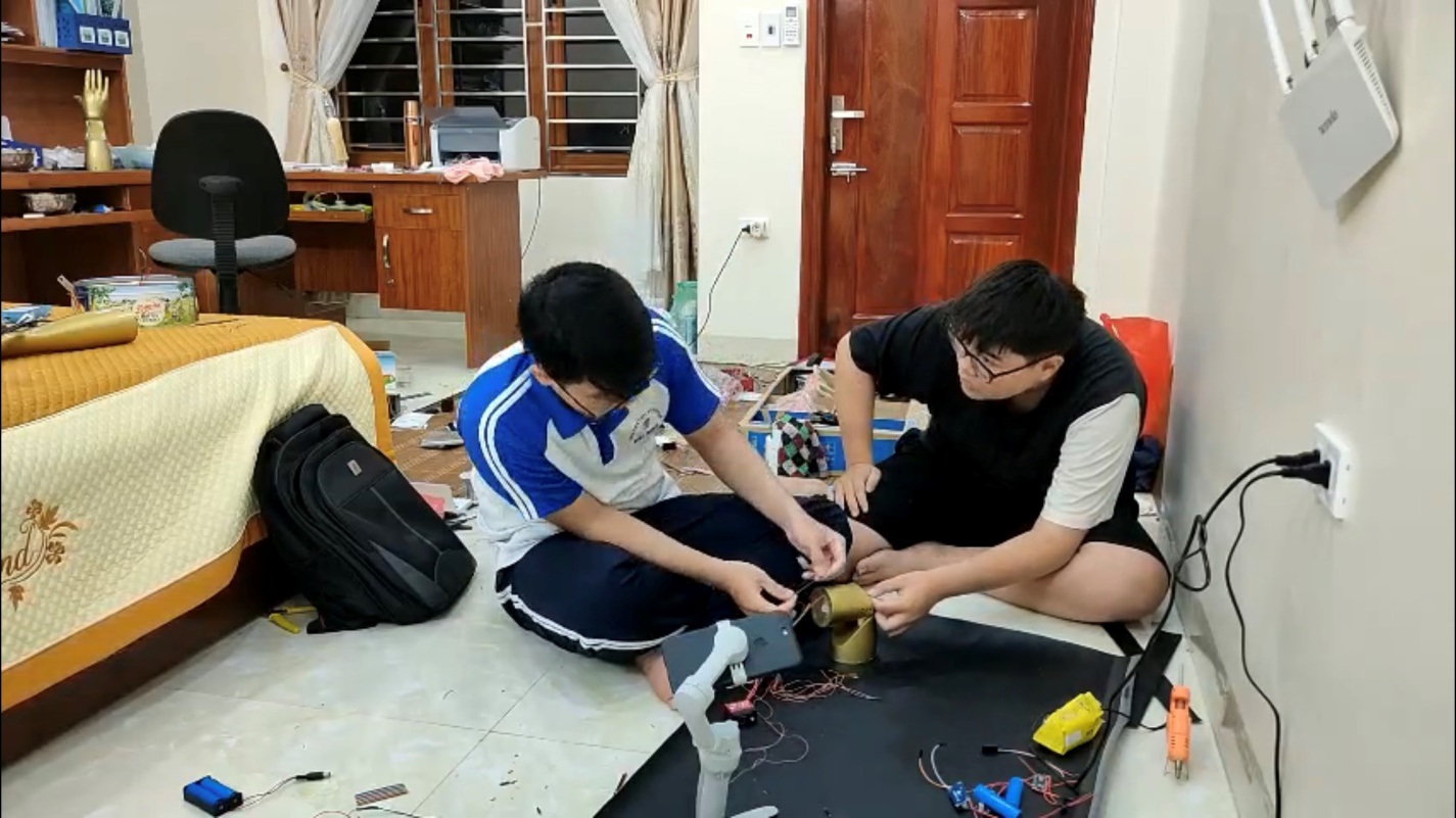 Sự kiên trì của đôi bạn chế tạo Cánh tay Robot đoạt giải KHKT quốc tế - 4