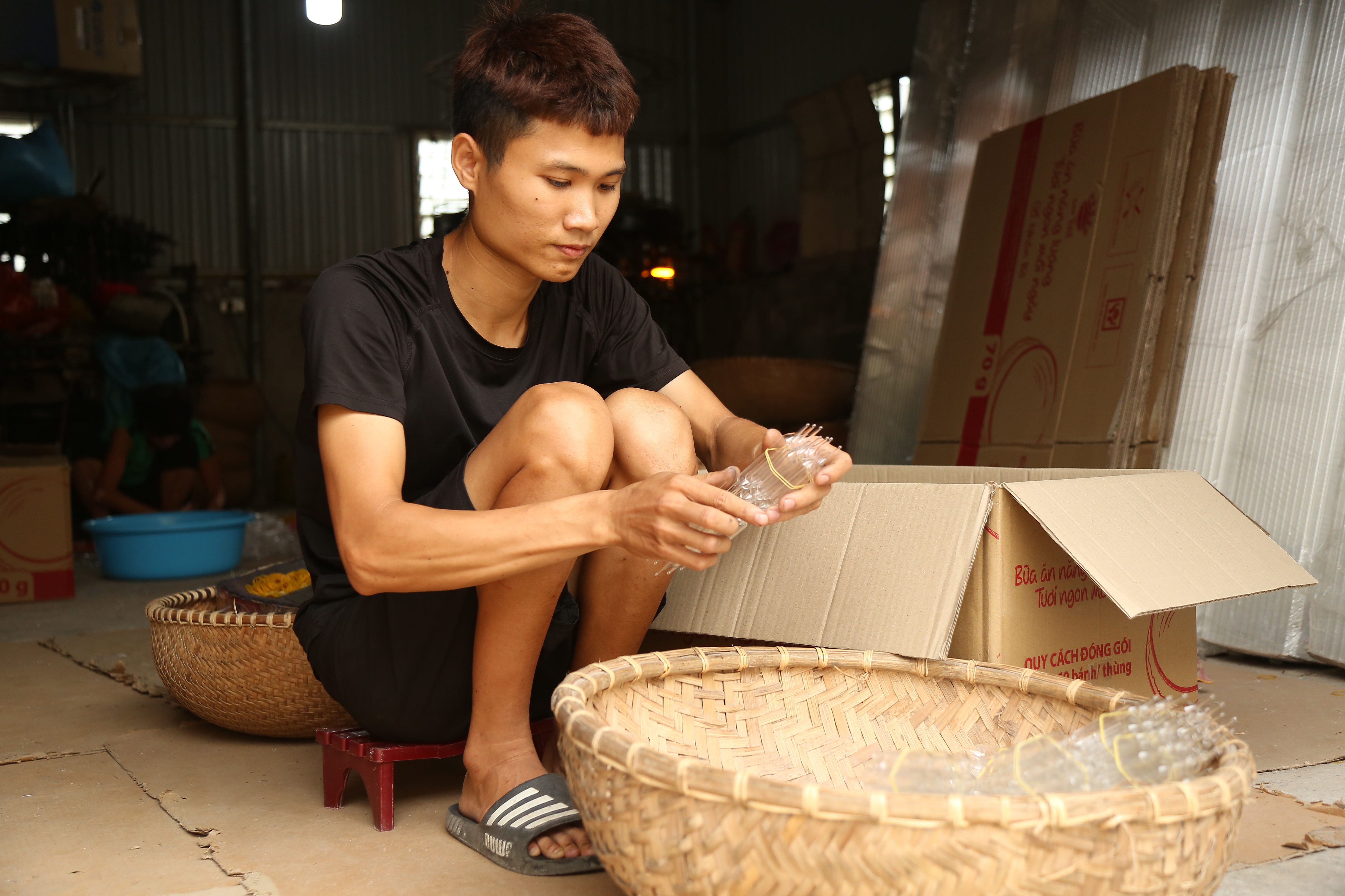 Kiếm hàng chục triệu đồng mỗi tháng từ nghề... thổi, cuốn thủy tinh - 6