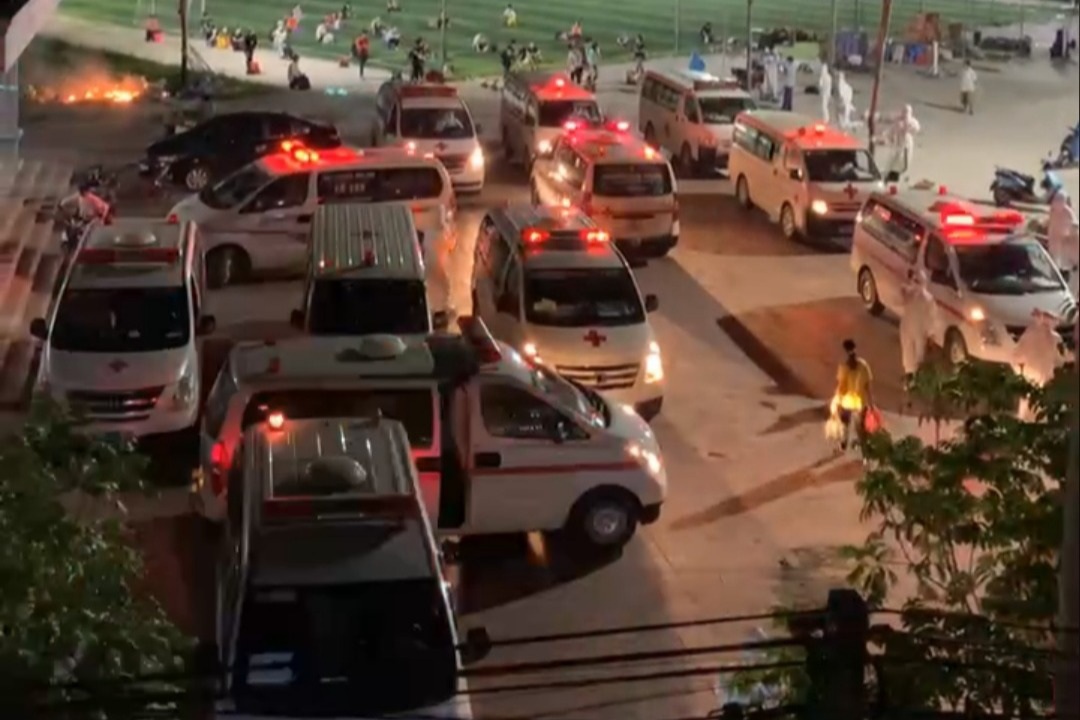 Bắc Giang: Xe cứu thương hối hả đưa cả nghìn công nhân đi cách ly trong đêm - 1