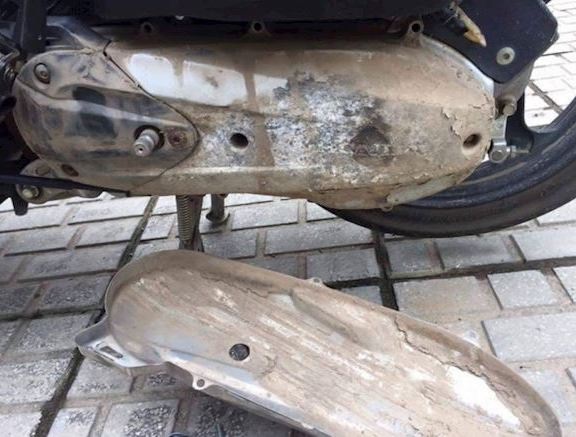 Ốp lốc máy - phụ kiện khiến chủ xe tiền mất, tật mang - 1