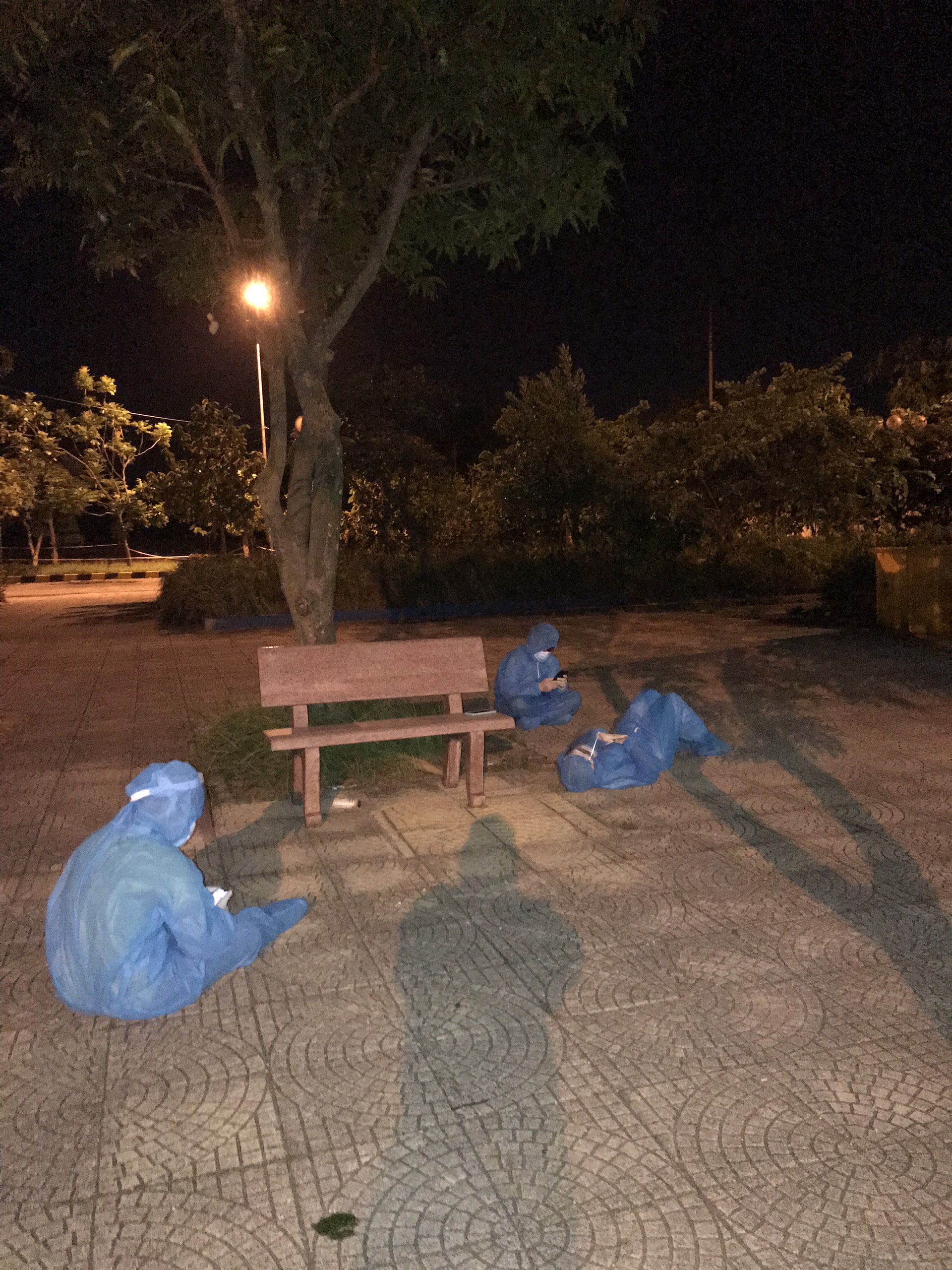 Khoảnh khắc nữ sinh cõng cụ già 83 tuổi trong khu cách ly gây xúc động - 4