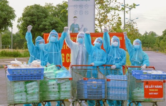 Khoảnh khắc nữ sinh cõng cụ già 83 tuổi trong khu cách ly gây xúc động - 5