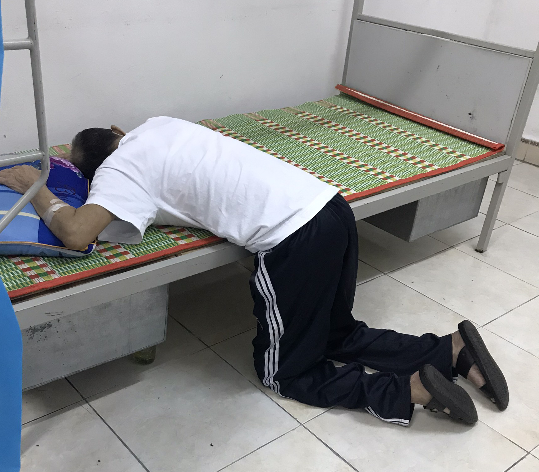 Khoảnh khắc nữ sinh cõng cụ già 83 tuổi trong khu cách ly gây xúc động - 2