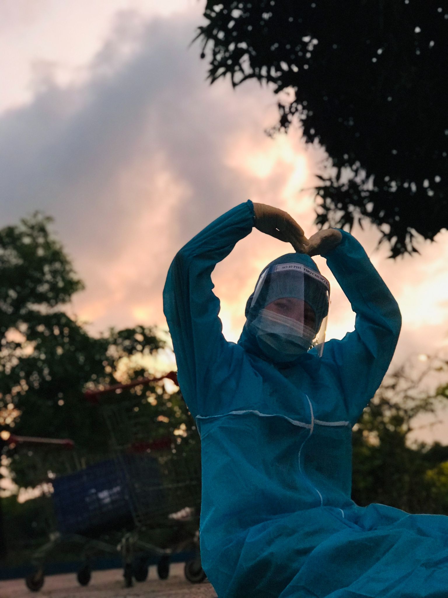 Khoảnh khắc nữ sinh cõng cụ già 83 tuổi trong khu cách ly gây xúc động - 1