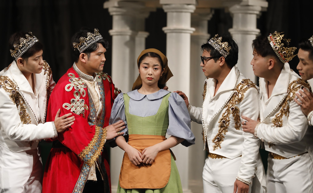 Khốn đốn vì dịch Covid-19: Diễn viên đi làm thợ nhôm kính, về quê chăm con - 1