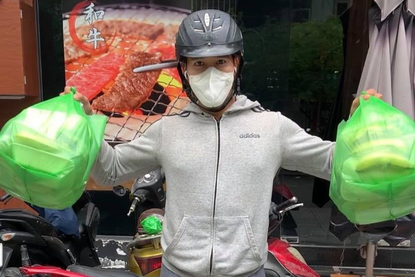 Hot boy ăn chay mỗi ngày đi trao cơm cho người nghèo khó khăn vì giãn cách - 2