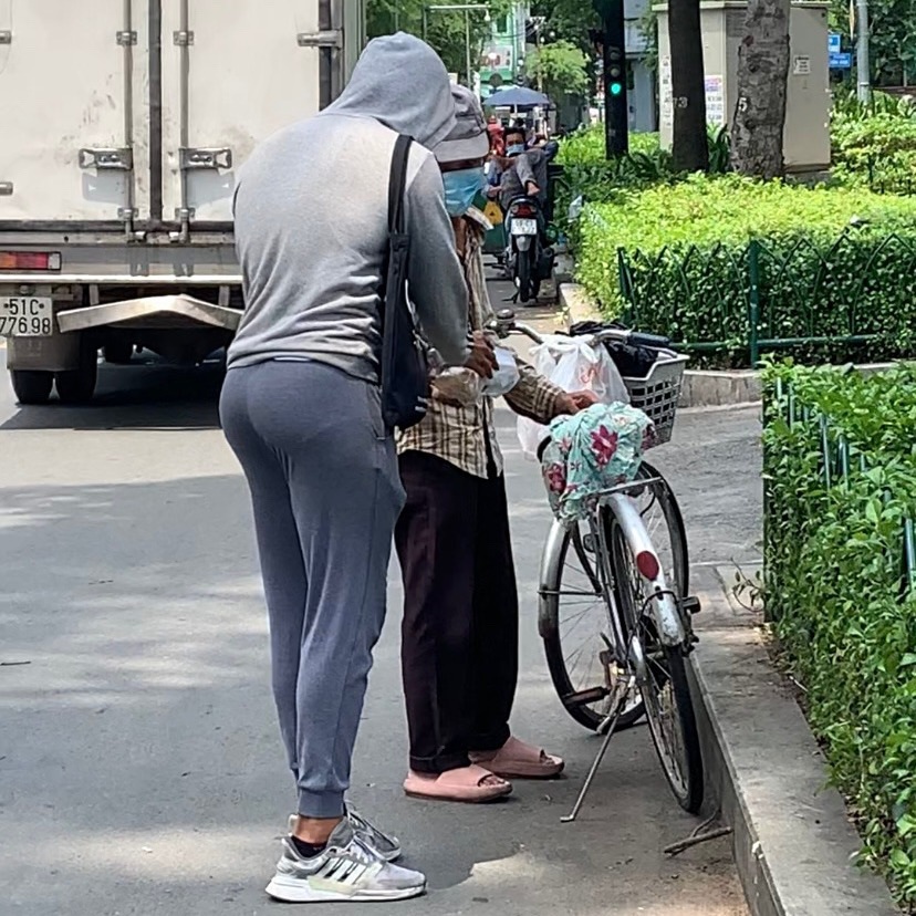 Hot boy ăn chay mỗi ngày đi trao cơm cho người nghèo khó khăn vì giãn cách - 5