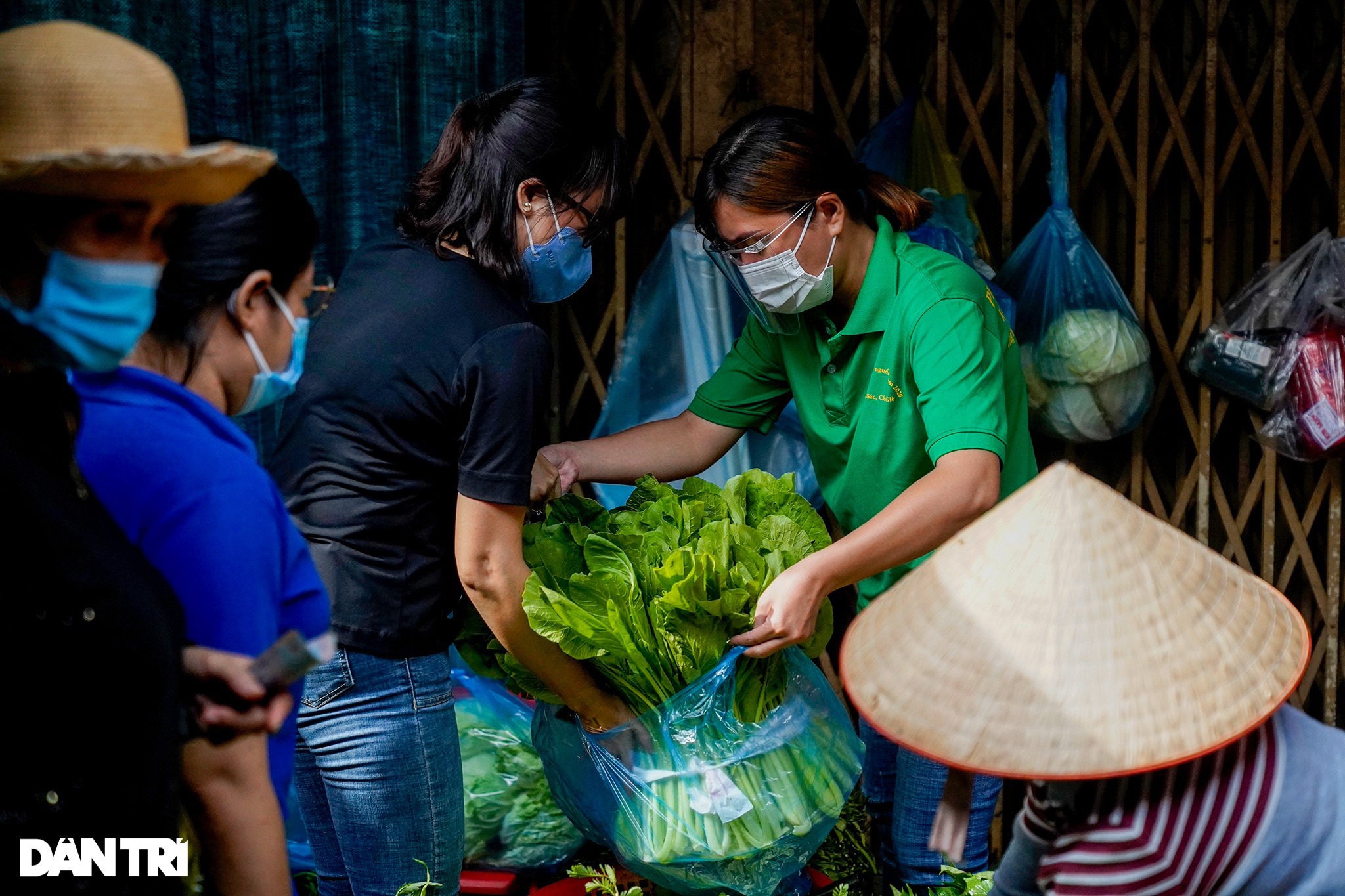 Cận cảnh siêu thị 0 đồng phục vụ người dân trong khu cách ly ở TPHCM - 1