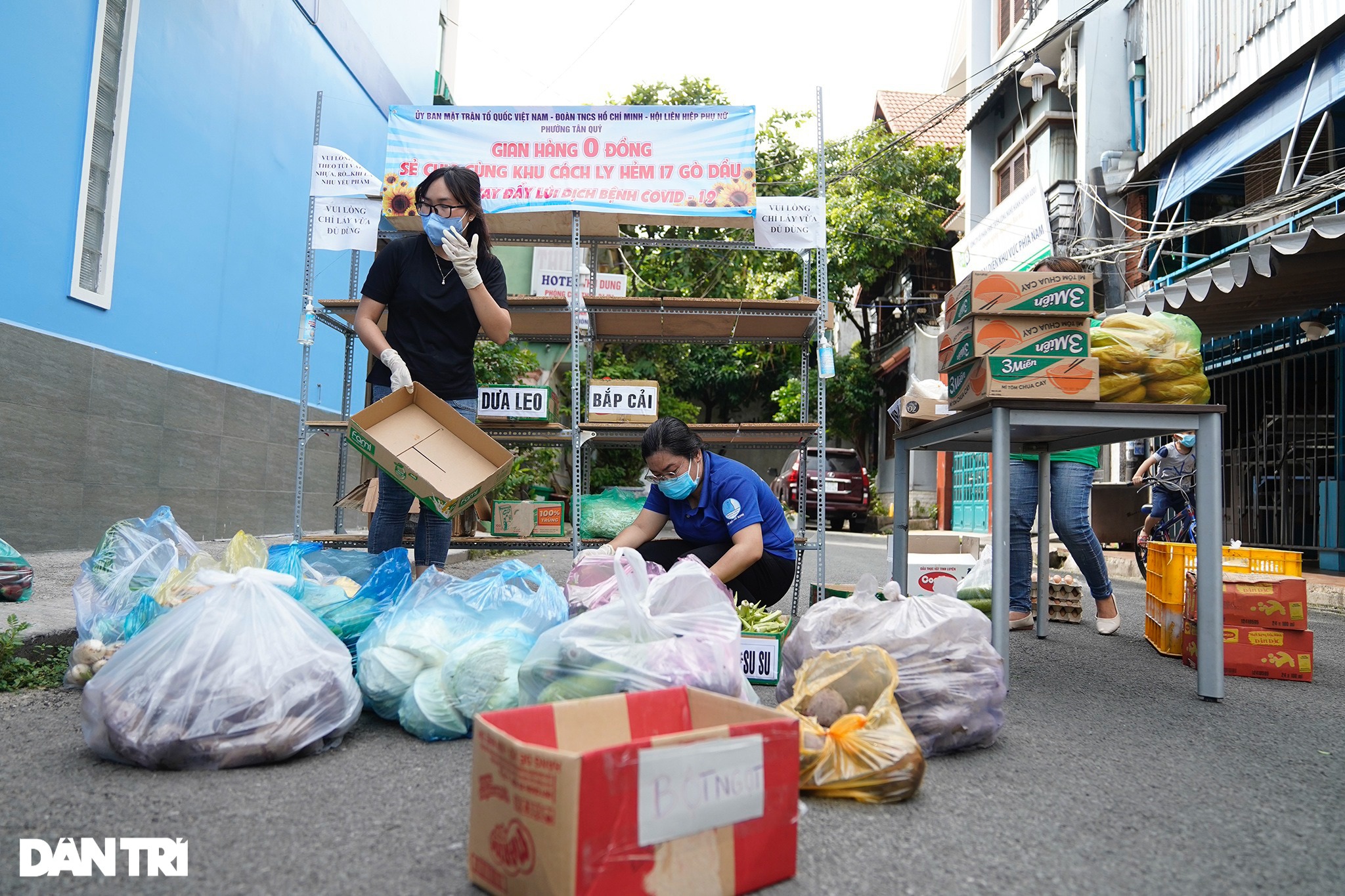Cận cảnh siêu thị 0 đồng phục vụ người dân trong khu cách ly ở TPHCM - 3