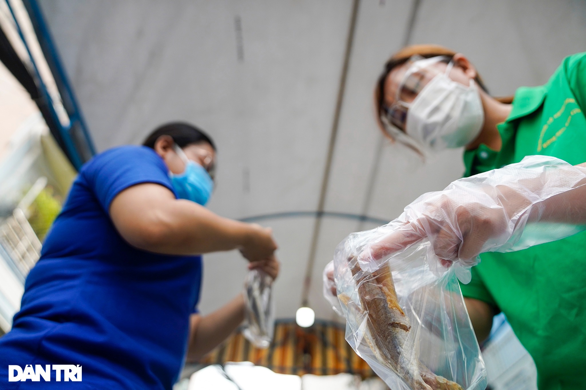 Cận cảnh siêu thị 0 đồng phục vụ người dân trong khu cách ly ở TPHCM - 4