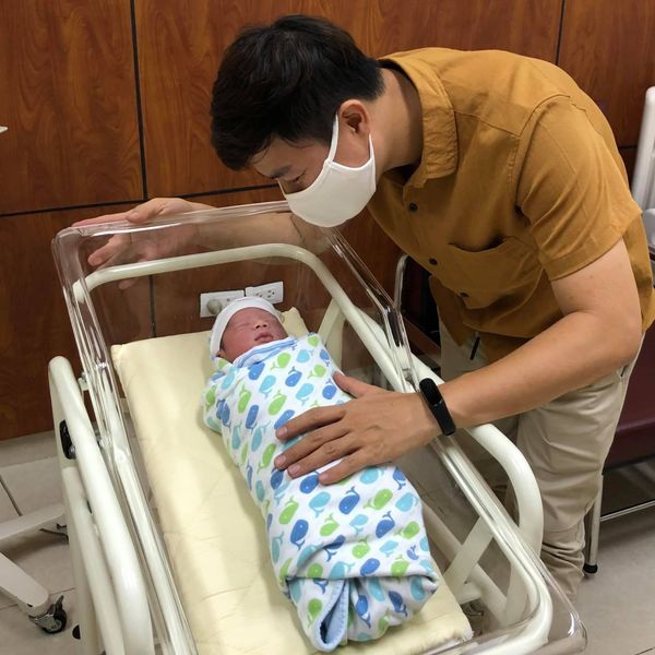 MC Lê Anh cố gắng dẫn chương trình trực tiếp khi nhận tin con trai cấp cứu - 1