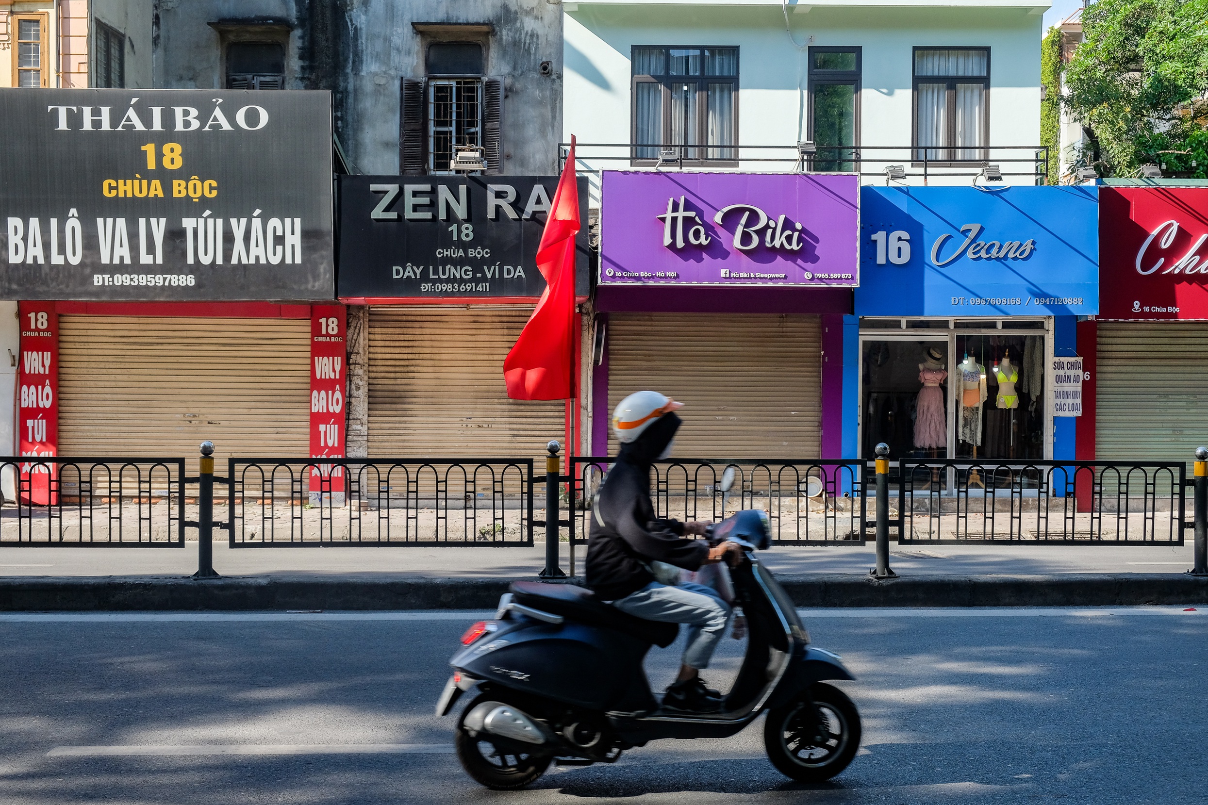 Những con phố thời trang ở Hà Nội: Ngày ế ẩm, tối tắt đèn đi ngủ sớm - 1