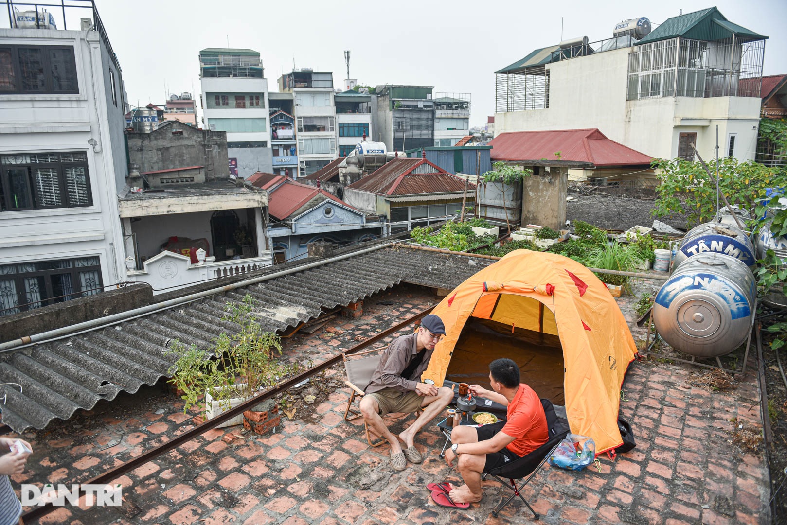 Thèm du lịch, giới trẻ đầu tư cắm trại tại gia: Chỉ ngắm nóc nhà vẫn vui - 1