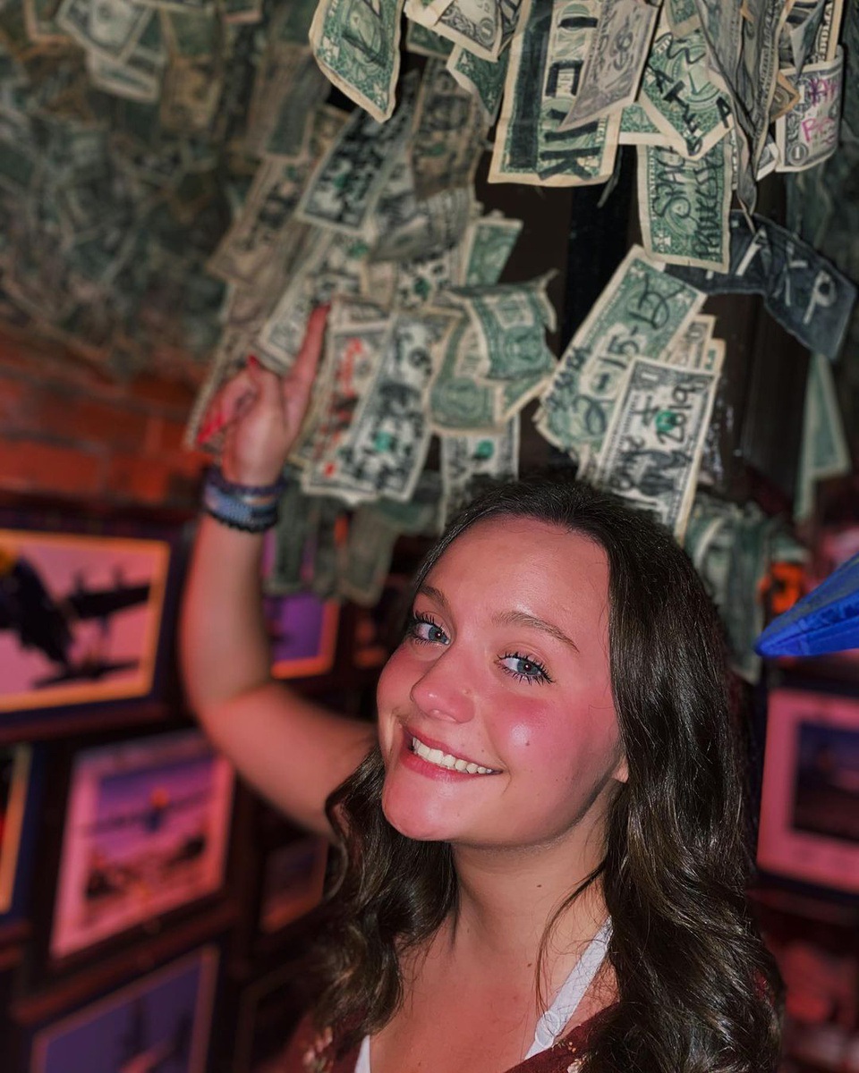 Quán bar hút khách nhờ... dán hơn 46 tỷ đồng trên trần nhà - 2