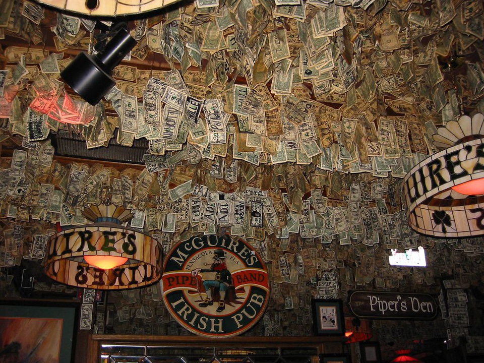 Quán bar hút khách nhờ... dán hơn 46 tỷ đồng trên trần nhà - 1