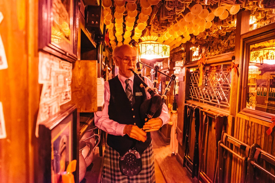 Quán bar hút khách nhờ... dán hơn 46 tỷ đồng trên trần nhà - 7