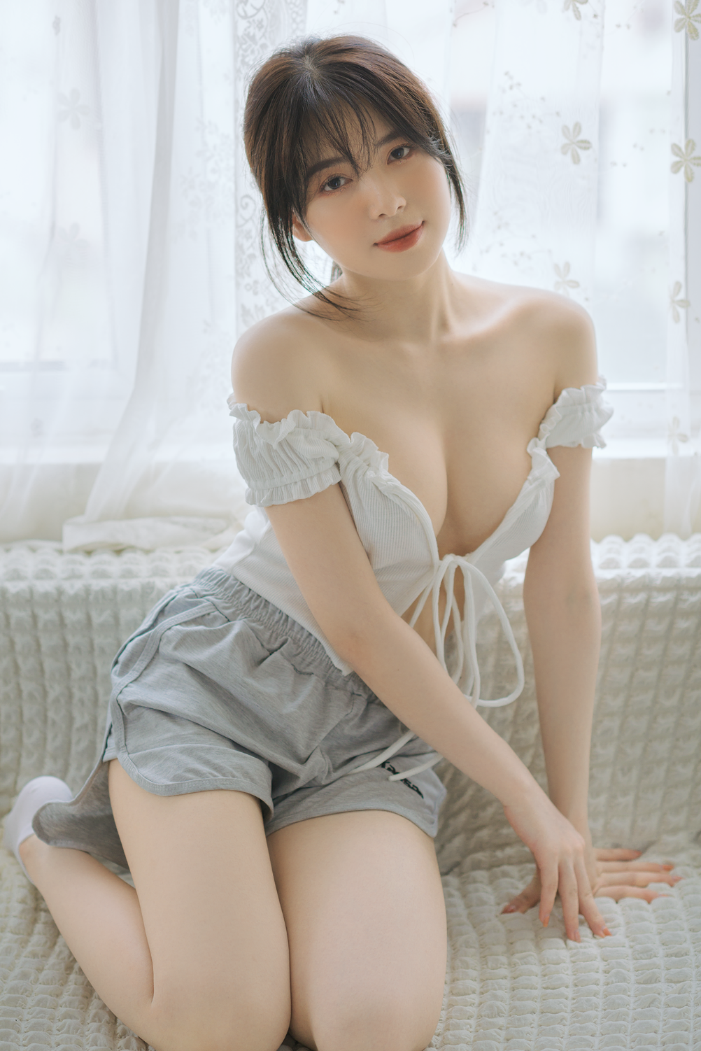 Thiếu nữ Hà thành xinh xắn, diện đồ gợi cảm thiêu đốt mọi ánh nhìn - 7