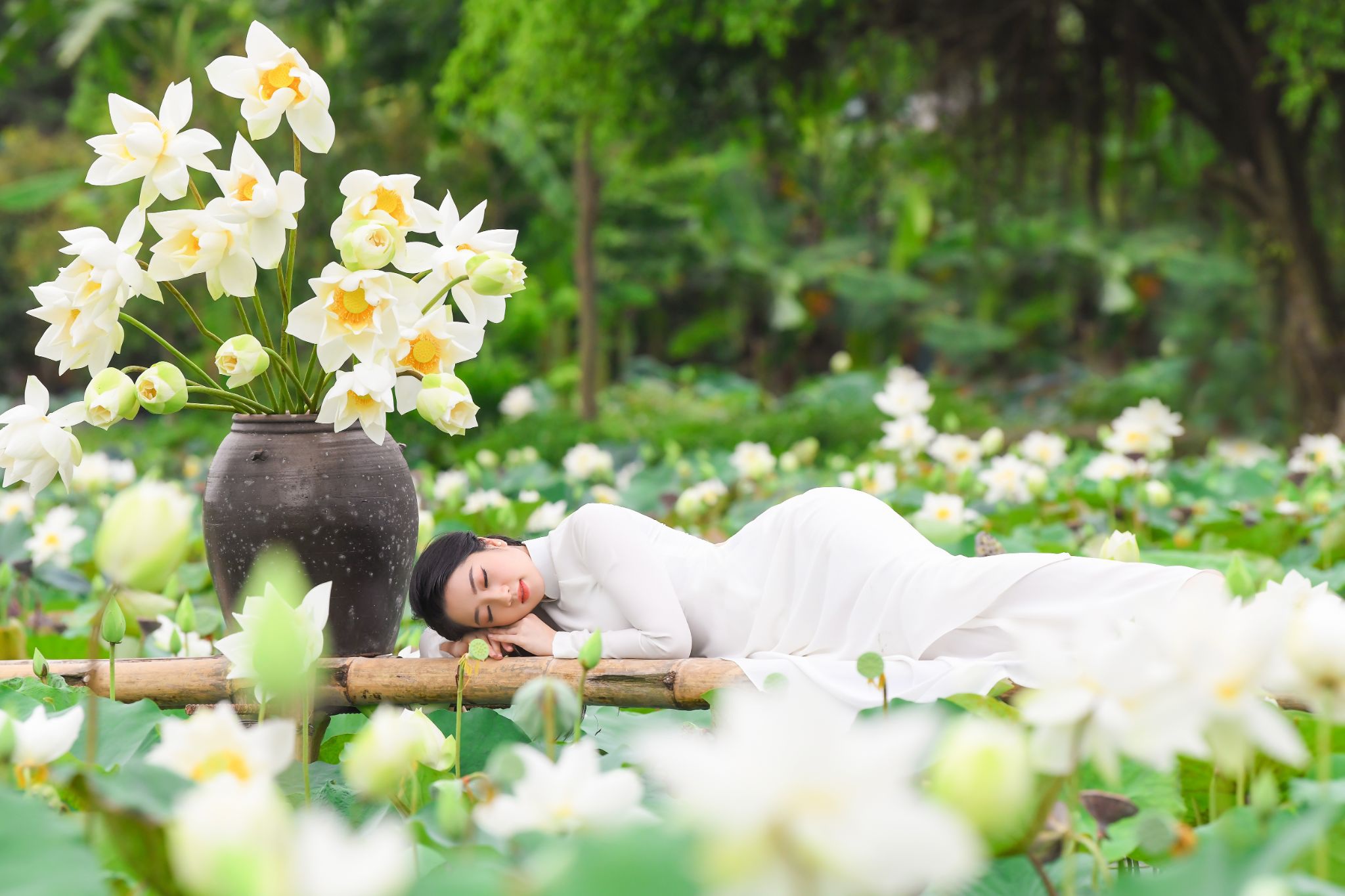 Diện áo yếm chụp ảnh với sen, làm thế nào để gợi cảm mà không phô? - 4