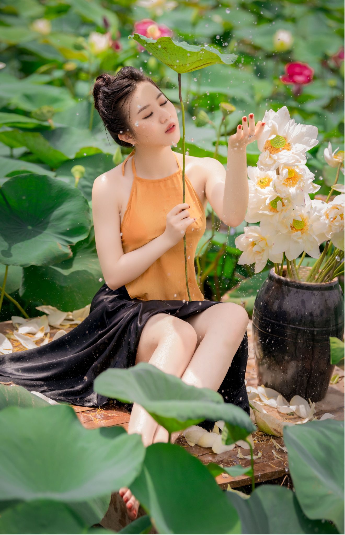Áo yếm: Áo yếm là trang phục truyền thống của Việt Nam, với kiểu dáng thanh lịch, duyên dáng nhưng vô cùng nữ tính. Hình ảnh những thiếu nữ diện áo yếm cùng với hoa sen tạo nên một bức tranh tuyệt đẹp, khiến người xem cảm thấy trầm lắng và lãng mạn.