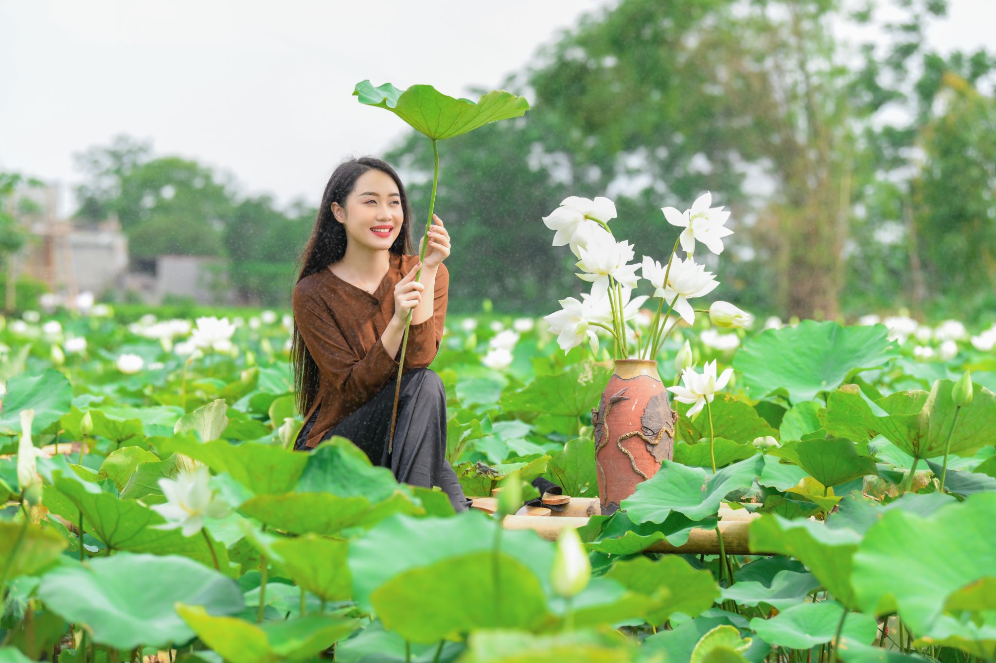 Diện áo yếm chụp ảnh với sen, làm thế nào để gợi cảm mà không phô? - 6