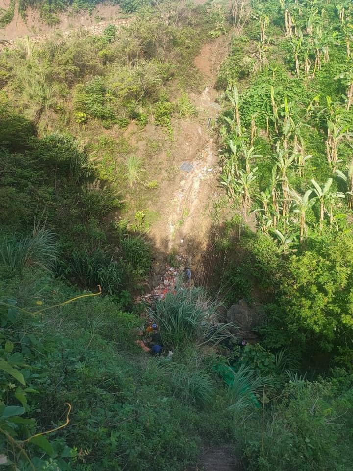 Xe tải lao xuống vực sâu hàng chục mét, 2 người chết, một người bị thương - 3