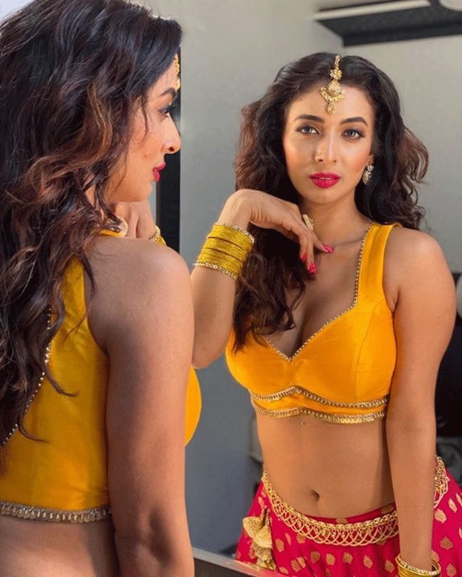 Người đẹp Ấn Độ bị bắt trong bữa tiệc ma túy - 1