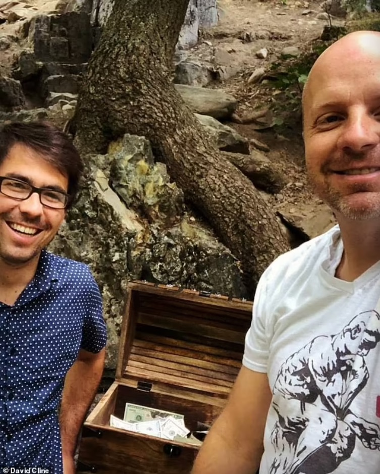 Du lịch ở Việt Nam khiến người đàn ông có cảm hứng đem chôn... 10.000 USD - 1