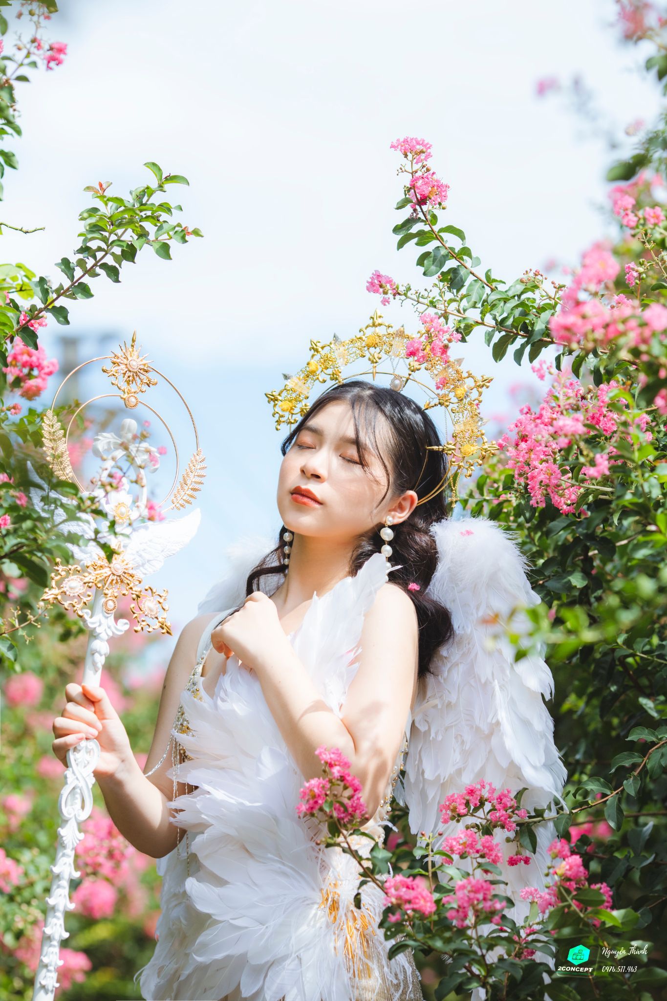 Thiếu nữ tuổi xuân thì đọ dáng bên sắc hoa tường vi - 6