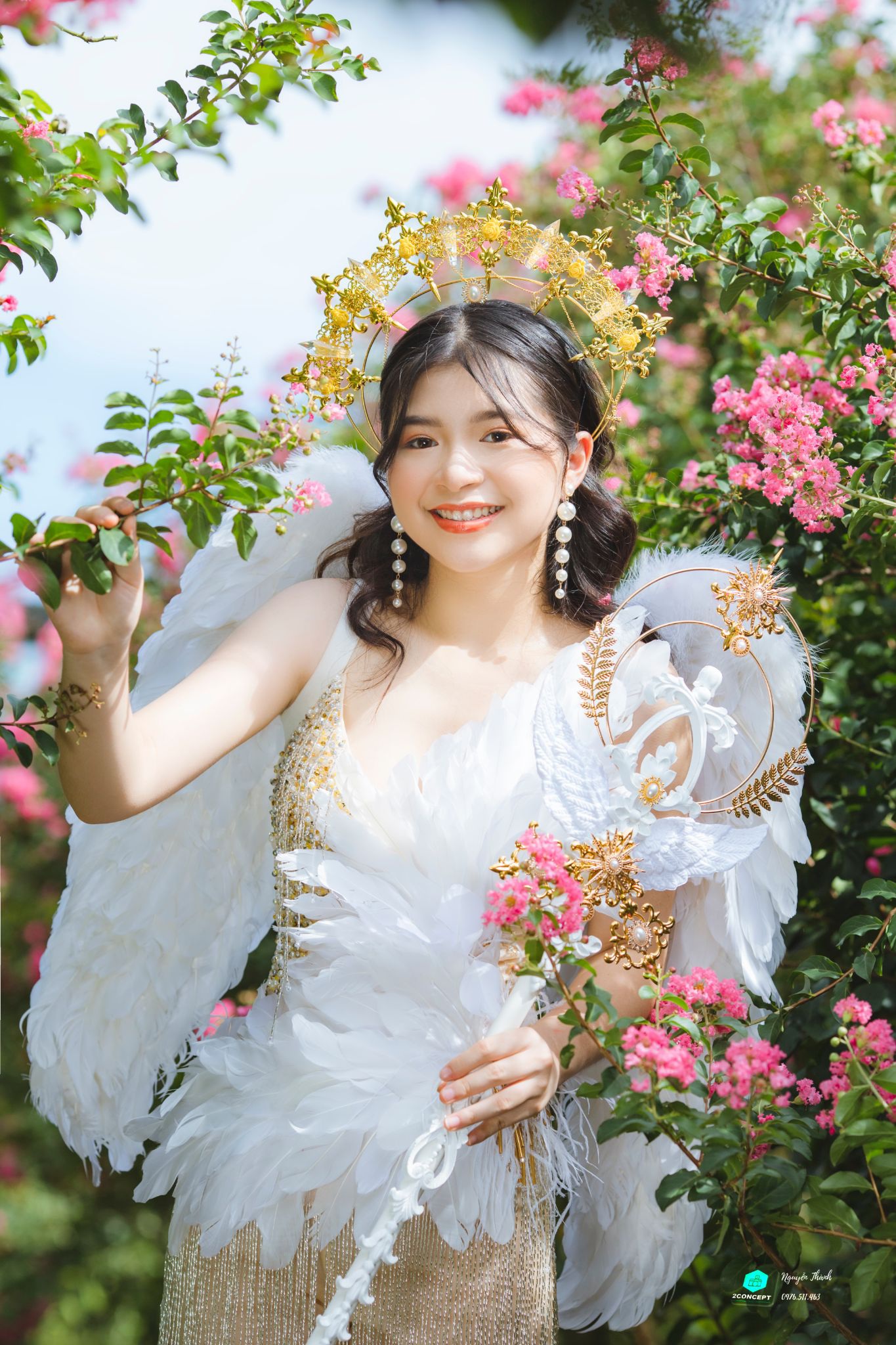 Thiếu nữ tuổi xuân thì đọ dáng bên sắc hoa tường vi - 7