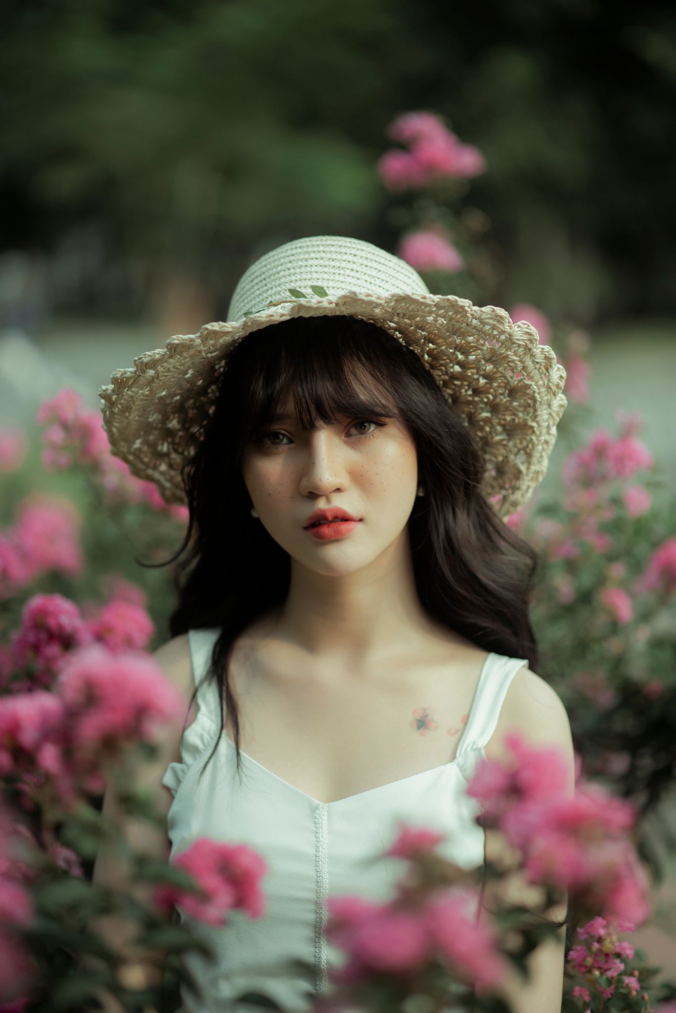 Thiếu nữ tuổi xuân thì đọ dáng bên sắc hoa tường vi - 8