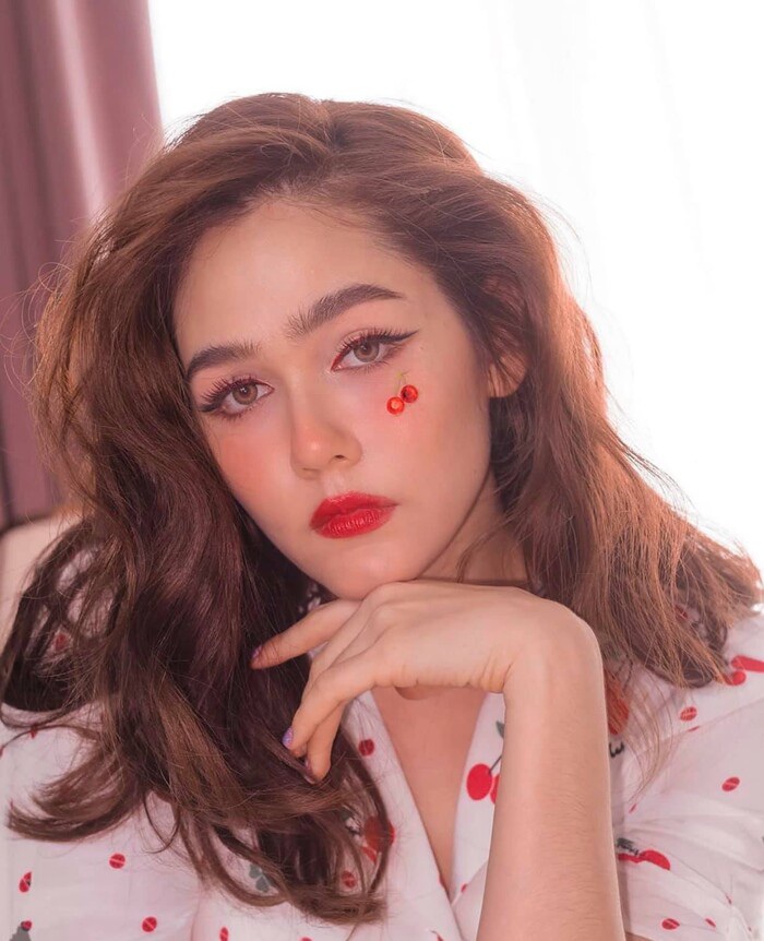 Cuộc sống như mơ của bông hồng lai Thái Lan được chồng tặng siêu xe 17 tỷ - 11