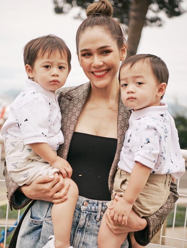 Cuộc sống như mơ của bông hồng lai Thái Lan được chồng tặng siêu xe 17 tỷ - 9