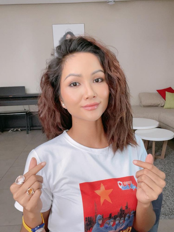 HHen Niê: Sài Gòn đang đau bệnh, lo lắng nên tôi không thể rời bỏ - 4