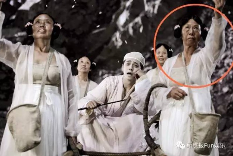 Mỹ nhân gây... chết đứng đổi đời ở tuổi U70 nhờ Châu Tinh Trì - 3