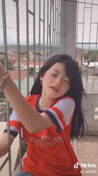 Bé gái xứ Nghệ bỗng nổi như cồn với clip làm nũng anh trai - 1