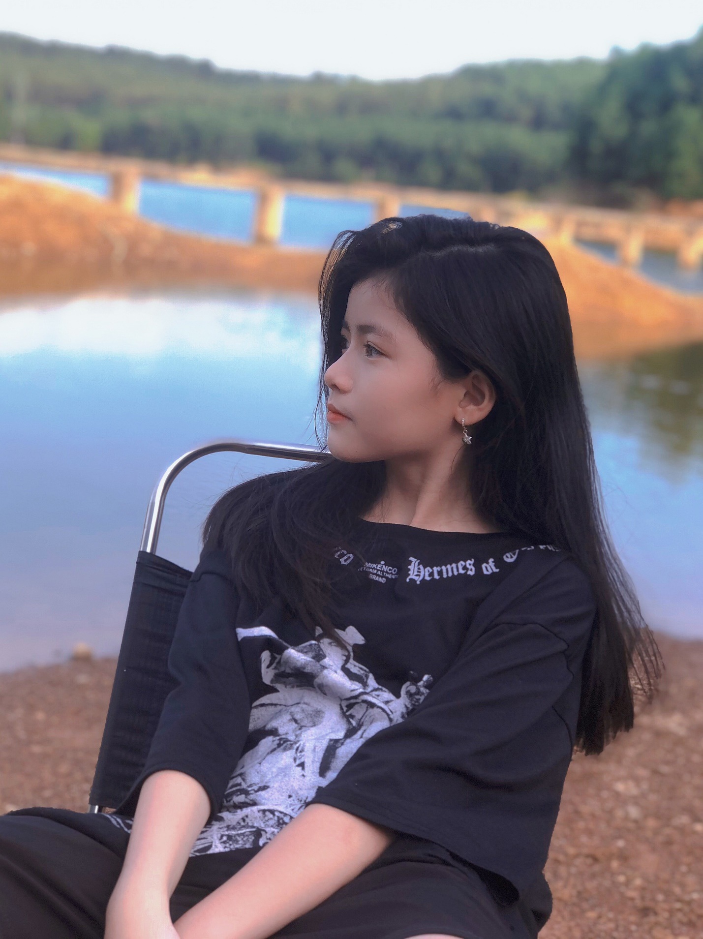 Bé gái xinh đẹp đến từ Nghệ An sẽ khiến bạn liên tưởng đến sự tinh tế và dịu dàng của miền Trung. Xem những hình ảnh tuyệt vời của cô bé này để cảm nhận được sự ôn hòa và gia đình của đất nước.