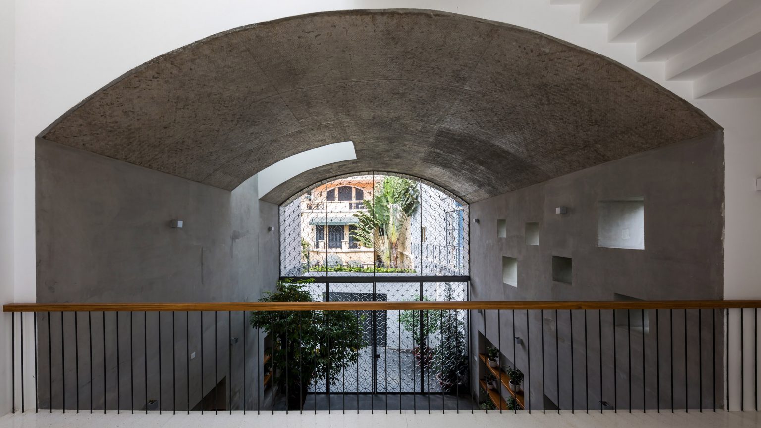 Nhà phố rộng 380 m2 với 3 phòng ngoài trời hình vòm độc đáo ở Sài Gòn - 1