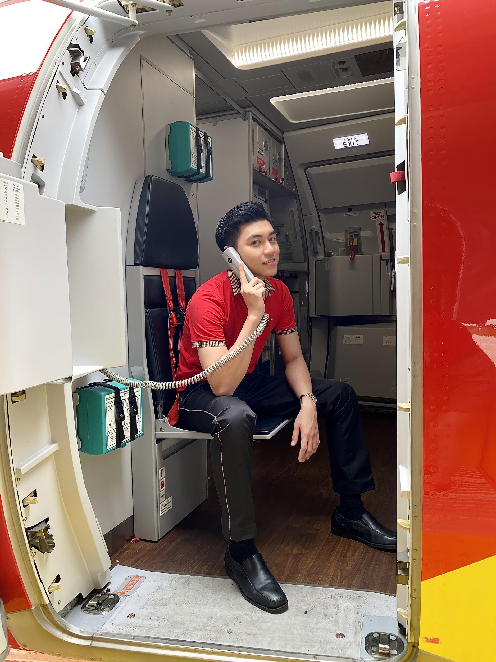 Hot boy hàng không mới nổi hút fans nhờ vẻ đẹp tự nhiên giản dị, ấm áp - 1