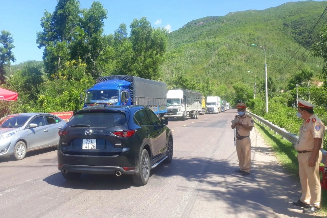 Xe cứu thương thông hàng loạt chốt kiểm dịch để chở khách từ TPHCM - 1