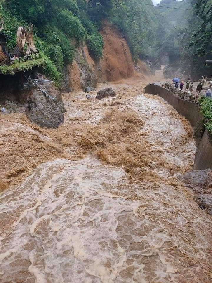 Lũ ống phá nát khu du lịch đẹp có tiếng ở Sa Pa - 1