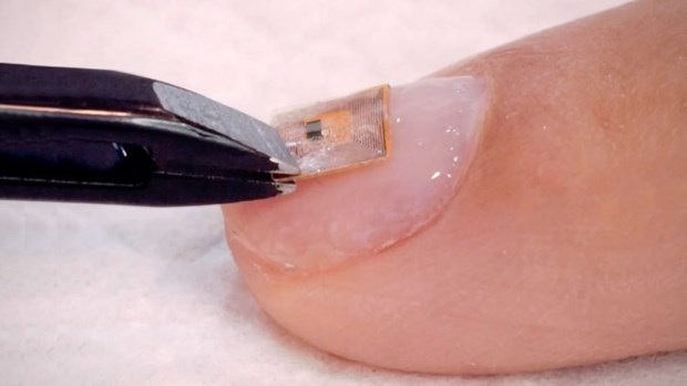 Độc đáo vi chip biến móng tay thành danh thiếp kỹ thuật số - 1