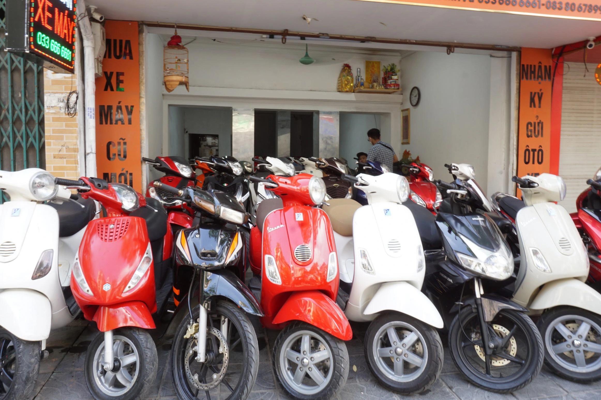 Nhiều cửa hàng xe máy tại Hà Nội khách vắng như chùa bà Đanh - 2