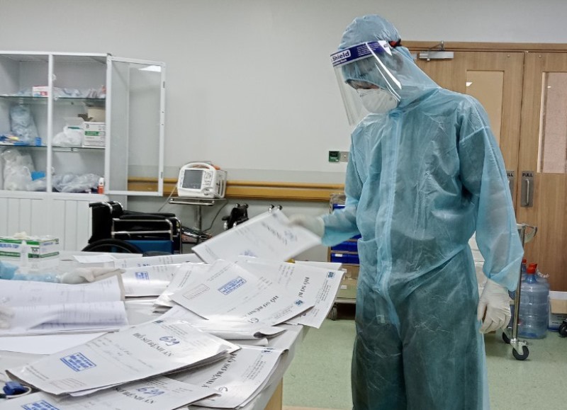 Xúc động bài thơ làm vội sau ca chăm sóc BN Covid-19 của nam điều dưỡng - 1