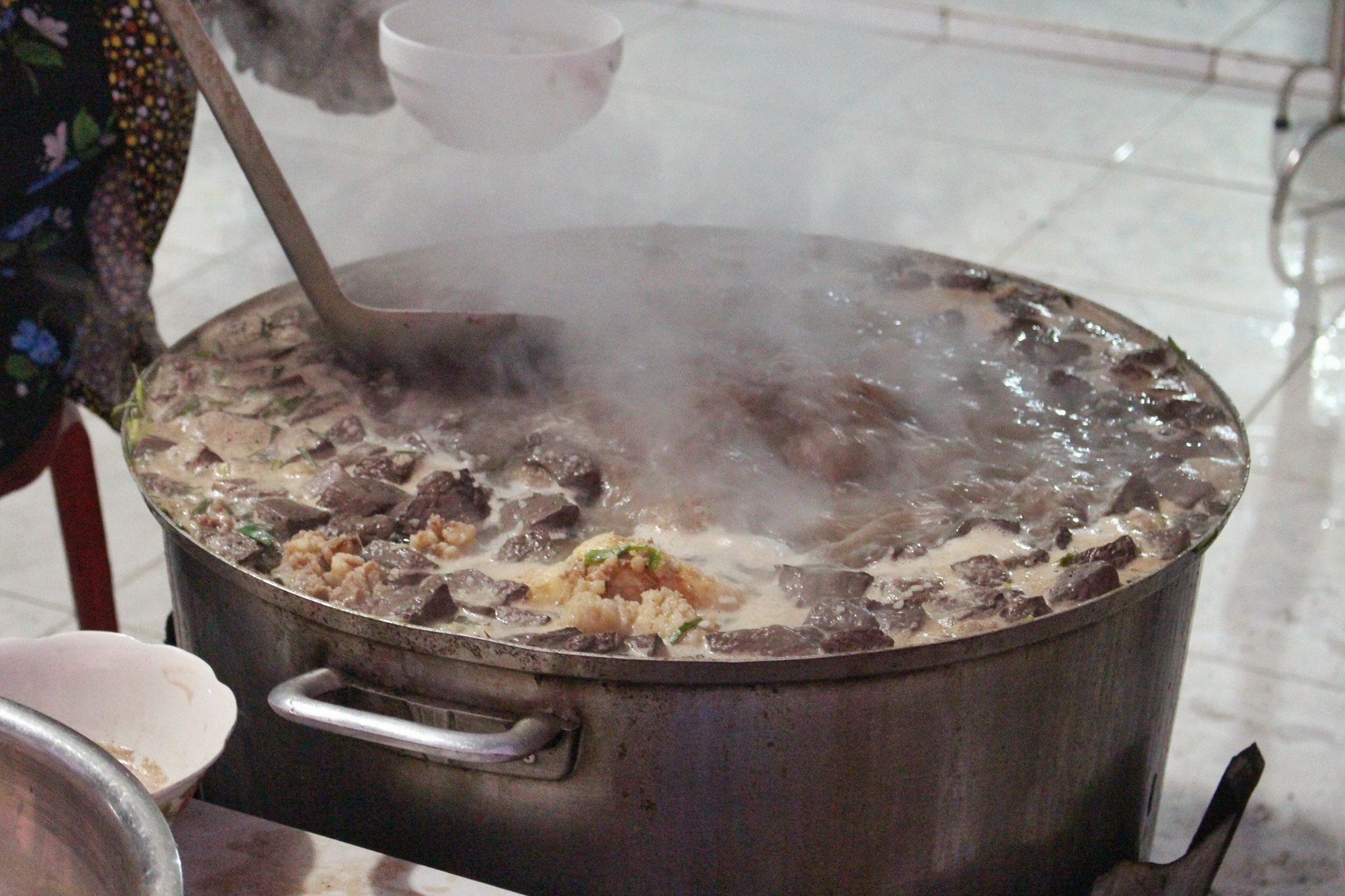 Món cháo nội tạng ăn kèm bún lạ miệng, chỉ bán vài tiếng/ngày ở An Giang - 3