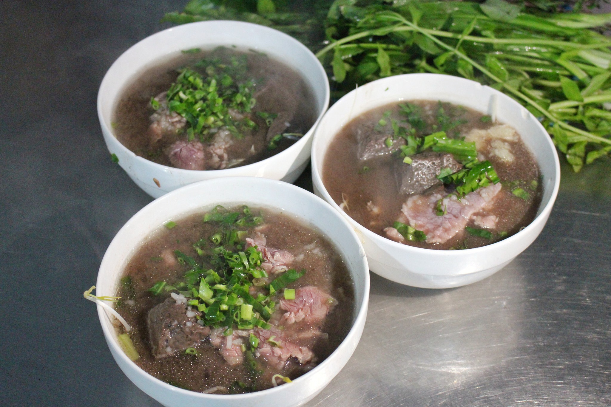 Món cháo nội tạng ăn kèm bún lạ miệng, chỉ bán vài tiếng/ngày ở An Giang - 5