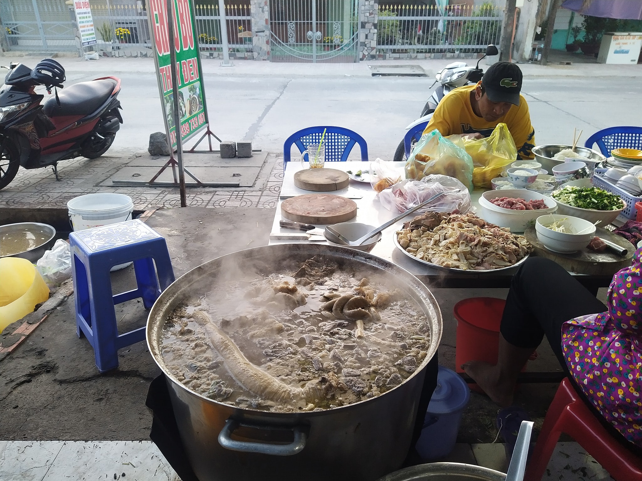 Món cháo nội tạng ăn kèm bún lạ miệng, chỉ bán vài tiếng/ngày ở An Giang - 2