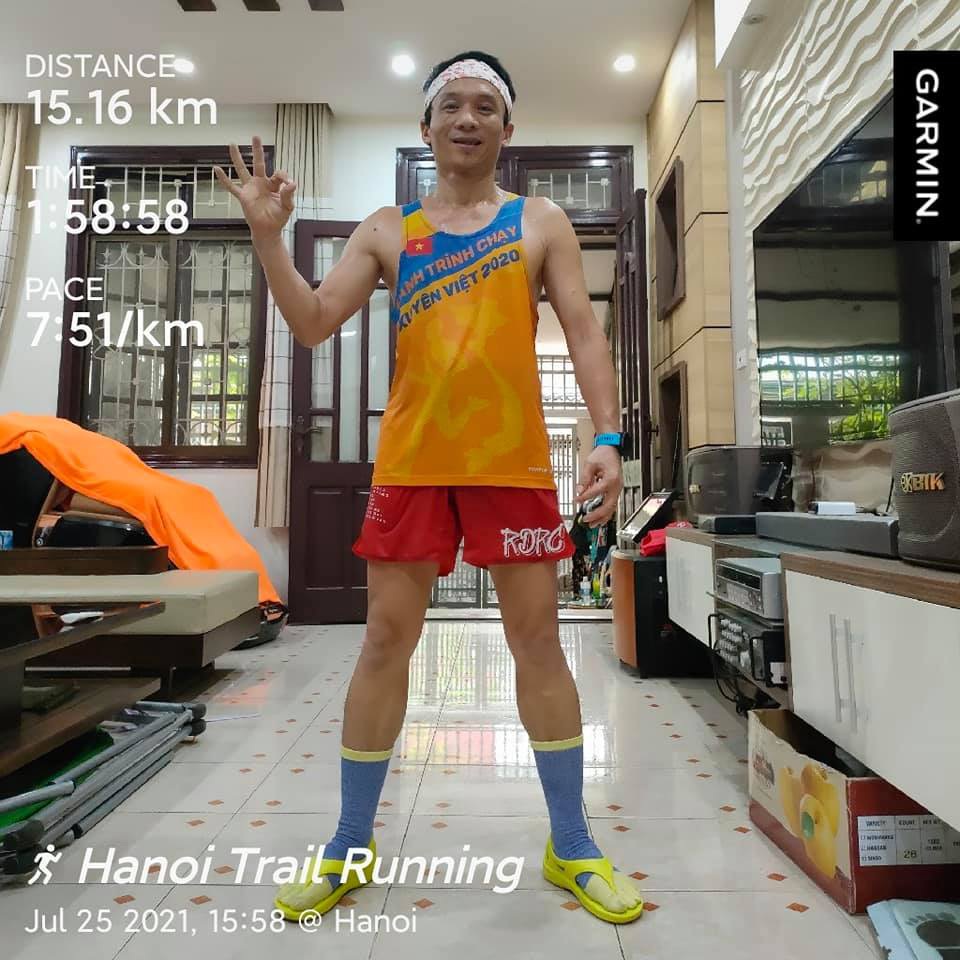 Không cần ra đường, người đàn ông ở Hà Nội vẫn chạy 15km mỗi ngày trong nhà - 1