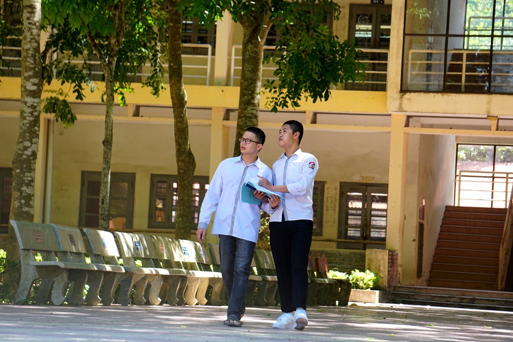 Đôi bạn thân trường huyện cùng trở thành thủ khoa và á khoa xứ Thanh - 1