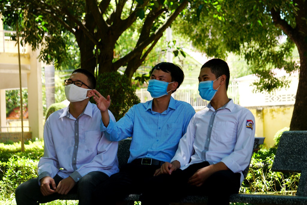 Đôi bạn thân trường huyện cùng trở thành thủ khoa và á khoa xứ Thanh - 2