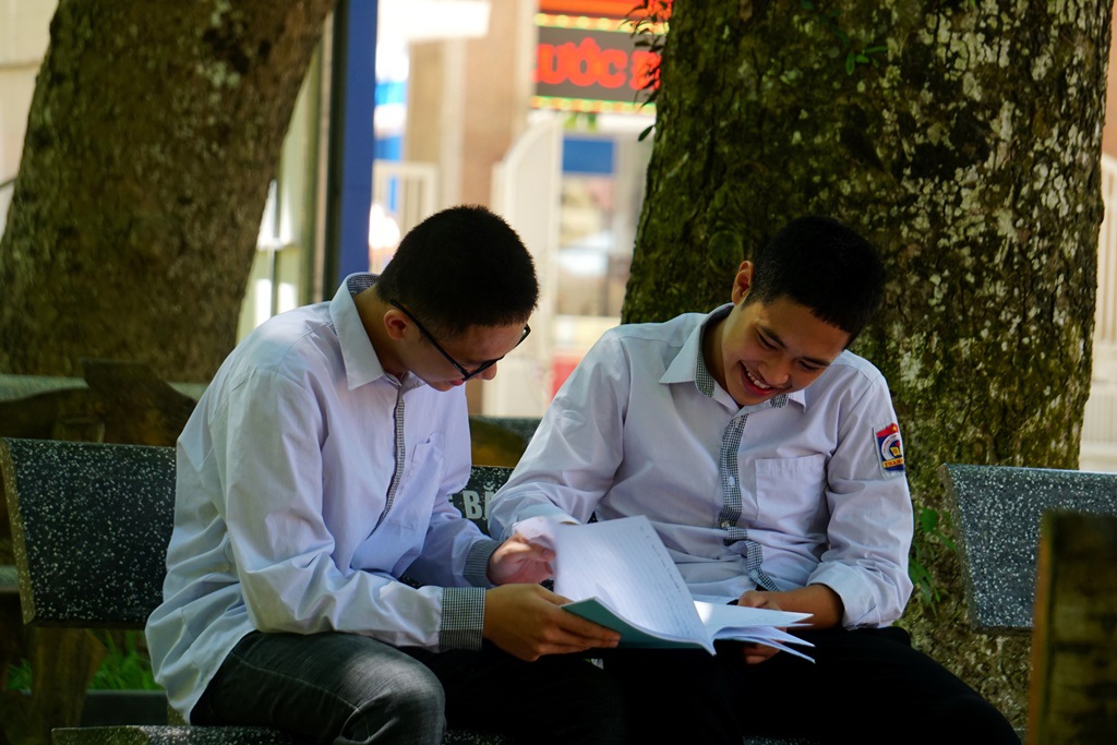 Đôi bạn thân trường huyện cùng trở thành thủ khoa và á khoa xứ Thanh - 5